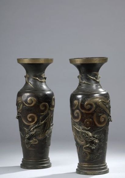 null Deux vases de forme balustre en bronze formant pendants, à décor en relief de...