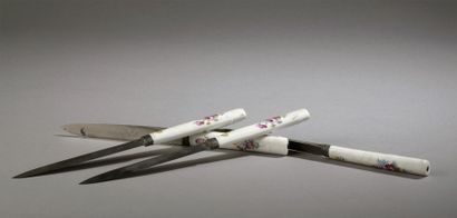 null MENNECY - XVIIIè siècle


Quatre couteaux à manche en porcelaine à décor de...
