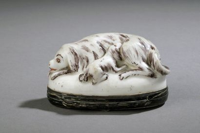 null MENNECY - XVIIIè siècle


Tabatière ovale en pâte tendre présentant une chienne...