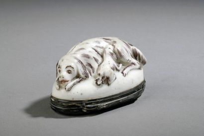 null MENNECY - XVIIIè siècle


Tabatière ovale en pâte tendre présentant une chienne...
