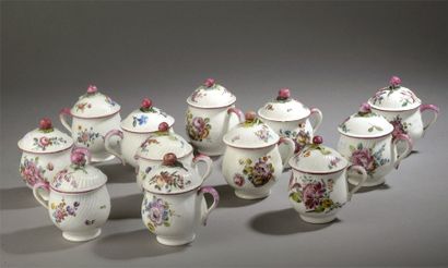 null MENNECY - XVIIIè siècle


Ensemble comprenant douze pots à crème couverts à...
