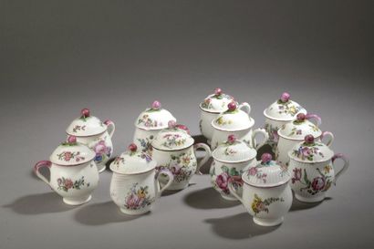null MENNECY - XVIIIè siècle


Ensemble comprenant douze pots couverts à crème à...