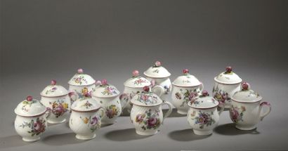 null MENNECY - XVIIIè siècle


Ensemble comprenant douze pots couverts à crème à...