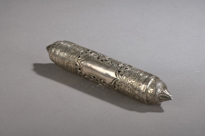 null Etui à Meguila en argent, 925‰, de forme cylindrique repercé et gravé de rinceaux...