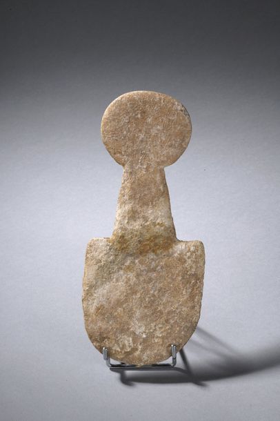 null Idole de type Kusura. 


Marbre. Dépots calcaires.


Anatolie, ca. 2700-2300...