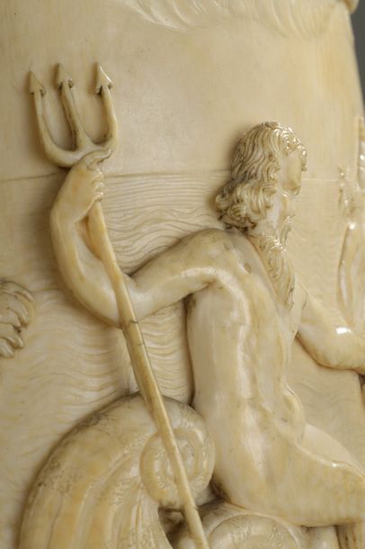 null Chope en ivoire sculpté à décor d'une scène avec Neptune sur son char à deux...