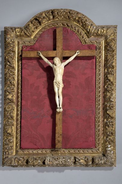 null Crucifix en ivoire sculpté dans un cadre cintré en bois sculpté et doré à décor...