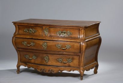 null Commode tombeau en bois fruitier.


Courts pieds cambrés, terminés en escargot,...