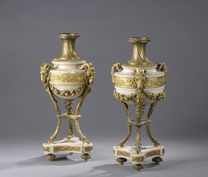 null Paire de vases tripodes en marbre blanc et bronze doré à décor de têtes de bouquetins,...