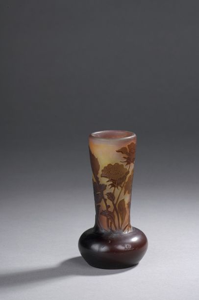 null GALLÉ Émile (1846-1904) (Établissement)


	Vase conique sur base aplatie. Epreuve...