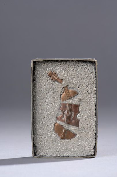 null ARMAN (1928-2005)


Sans titre, 1991


Violon miniature en cuivre découpé inclus...