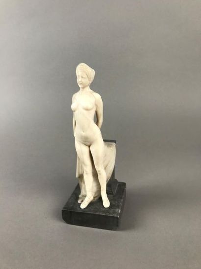 *Sculpture représentant une jeune femme nue...