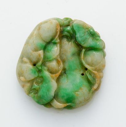 null Pendentif en jade-jadéite de couleur vert pâle à larges taches vert vif, sculpté...