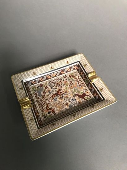 null HERMES
Cendrier en porcelaine blanche, à décor de cervidés, imitation mosaïque,...