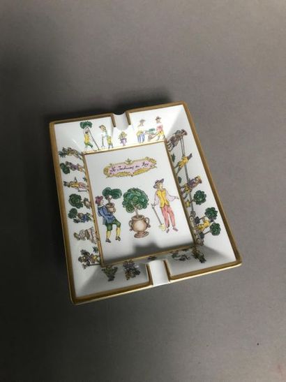 null HERMES
Les Jardiniers du Roy
Cendrier en porcelaine blanche, bordure à l'or...