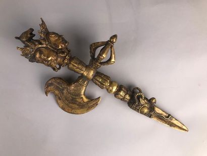 null PHURBU, TIBET (dague rituelle)
En bronze doré, la lame décorée d'un makala,...