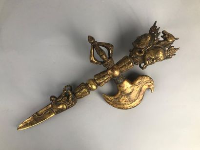 null PHURBU, TIBET (dague rituelle)
En bronze doré, la lame décorée d'un makala,...