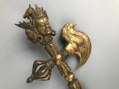 null PHURBU, TIBET (dague rituelle)
En bronze doré, la lame décorée d'un makala,...