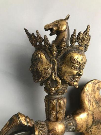null PHURBU, TIBET (dague rituelle)
En bronze doré, la lame décorée d'un makala,...