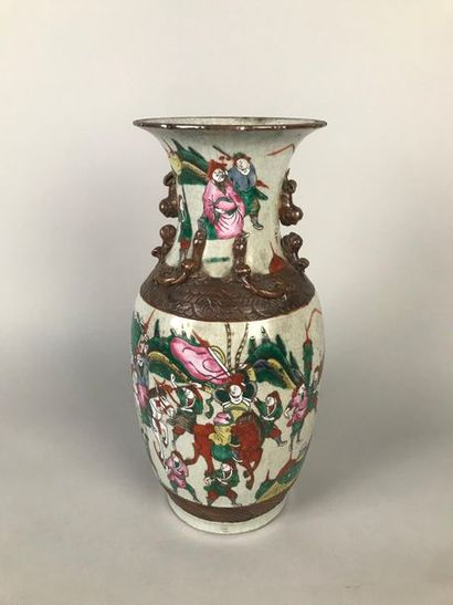 null CHINE, NANKIN, XIXe
Vase en grès à décor d'émaux polychromes de scènes épiques
H...