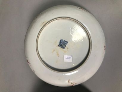 null CHINE
Trois assiettes en porcelaine de Chine
(Petites égrenures)
D : 23 cm