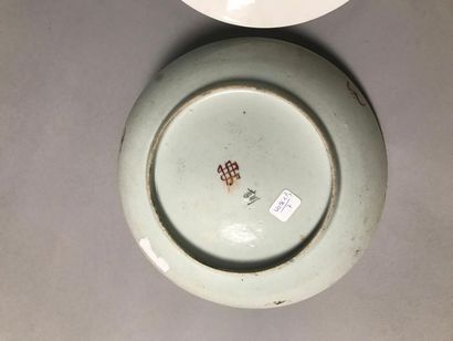 null CHINE
Trois assiettes en porcelaine de Chine
(Petites égrenures)
D : 23 cm