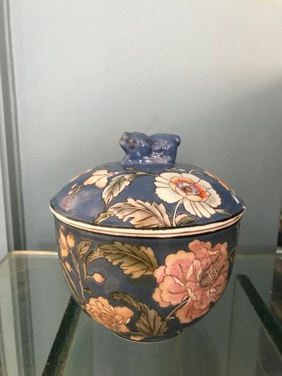 null CHINE
Pot couvert en porcelaine fond bleu à décor de fleurs et feuillages, prise...