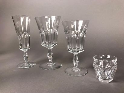 null *BACCARAT
Partie de service de verres en cristal comprenant 5 verres à eau,...