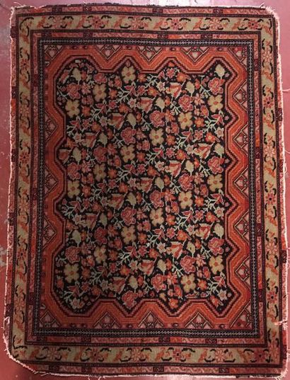 null PAIRE DE KILIM SENNEH
Médaillon central crénelé renfermant un réseau de fleurettes...