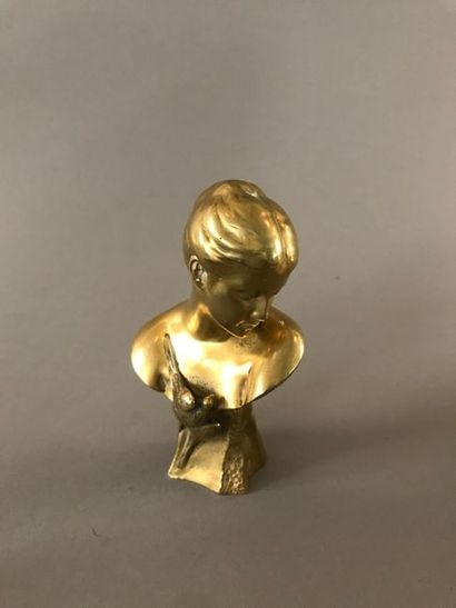 null D'après Joseph PEIFFER (1830-1896)
L'hirondelle.
Buste miniature en bronze doré,...