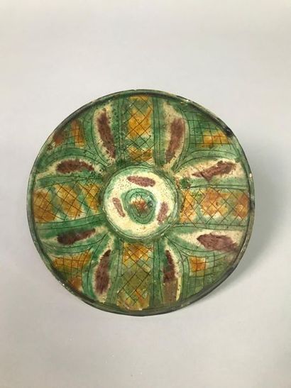 null Coupe en ceramique à décor de trois glaçures, vertes, jaunes et brunes, Iran,...