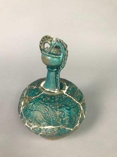 null Bouteille en ceramique recouverte de glaçure turquoise à décor moulé, Iran,...