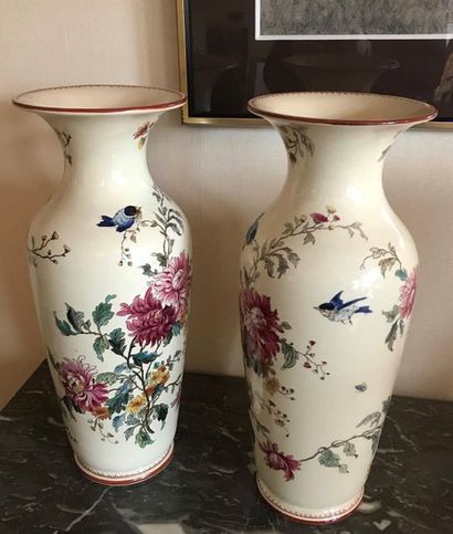 null F. POUJOL
Paire de vases en porcelaine de Limoges à décor de fleurs et oiseaux,...
