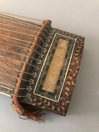 null JAPON
Koto. Instrument à cordes. Travail du XVIII - XIXe siècle. Long. : 53.8...