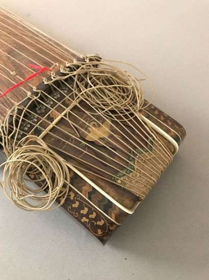 null JAPON
Koto. Instrument à cordes. Travail du XVIII - XIXe siècle. Long. : 53.8...