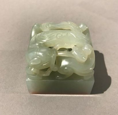 null Sceau-cachet de forme carrée en jade-néphrite, la prise formée d’un dragon qilong,...