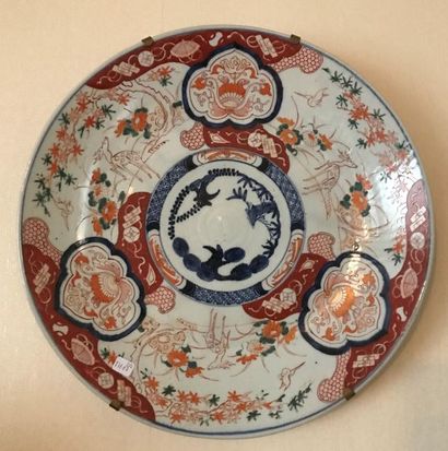 null JAPON
Deux plats en porcelaine Imari à décor de cartouches fleuris et cervidés
D...