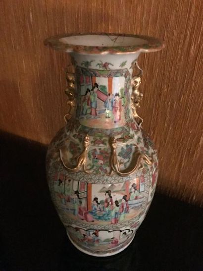 null CHINE CANTON
Vase en porcelaine à décor de scènes animées dans des encadrements
Accidents...