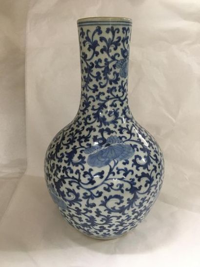 null CHINE
Vase en porcelaine bleu blanc à décor de fleurs et feuillages