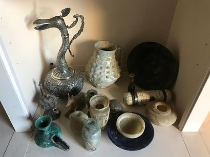 null Lot de souvenirs et pièces archéologiques : lampes à huile, vases et divers