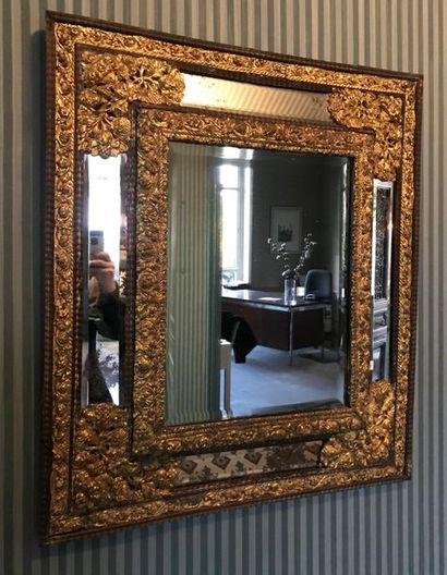 null Miroir à encadrement feuillagé en laiton doré
85 x 74 cm