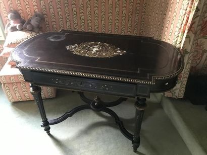 null Table de milieu Napoléon III
En bois noirci et filets de laiton, marqueterie...