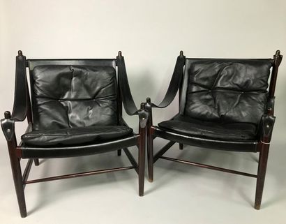 null Paire de fauteuils en bois laqué, assise et coussin en cuir noir
Travail Scandinave,...