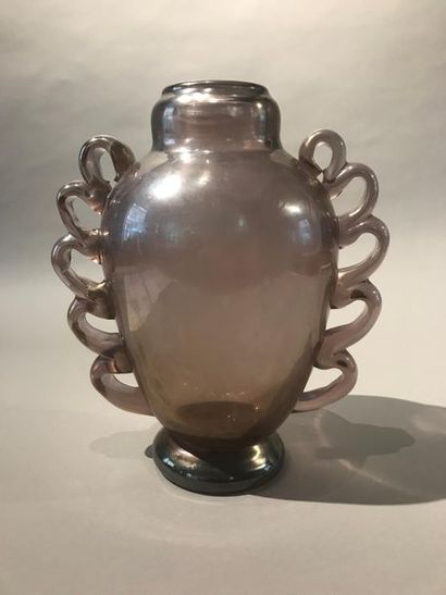 null CHRISTIAN DIOR
Vase en verre fumée, prises à lacets, signé
H : 34 cm