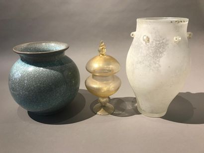 null Lot comprenant :
- Vase boule en grès émaillé bleu, H : 23,5 cm
- Vase oblong...