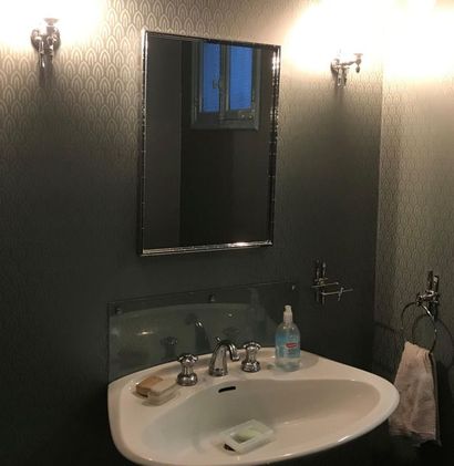 null Elements de salle de bains en métal chromé comprenant :
- Miroir
- Deux appliques
-...