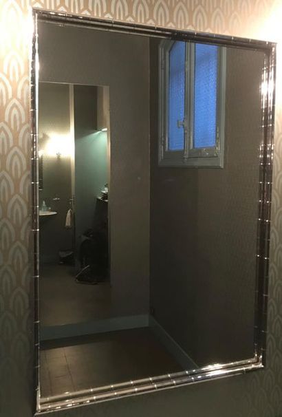 null Elements de salle de bains en métal chromé comprenant :
- Miroir
- Deux appliques
-...