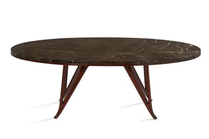 null Osvaldo BORSANI (1911-1985)
Table
Base en bois vernis, plateau en marbre vert
78...