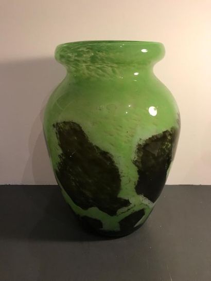 null DEGUE
Vase en verre moucheté, signé
39 x 23 cm