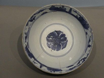 null Large bol en porcelaine à décor bleu et blanc de fleurs stylisées, une frise...
